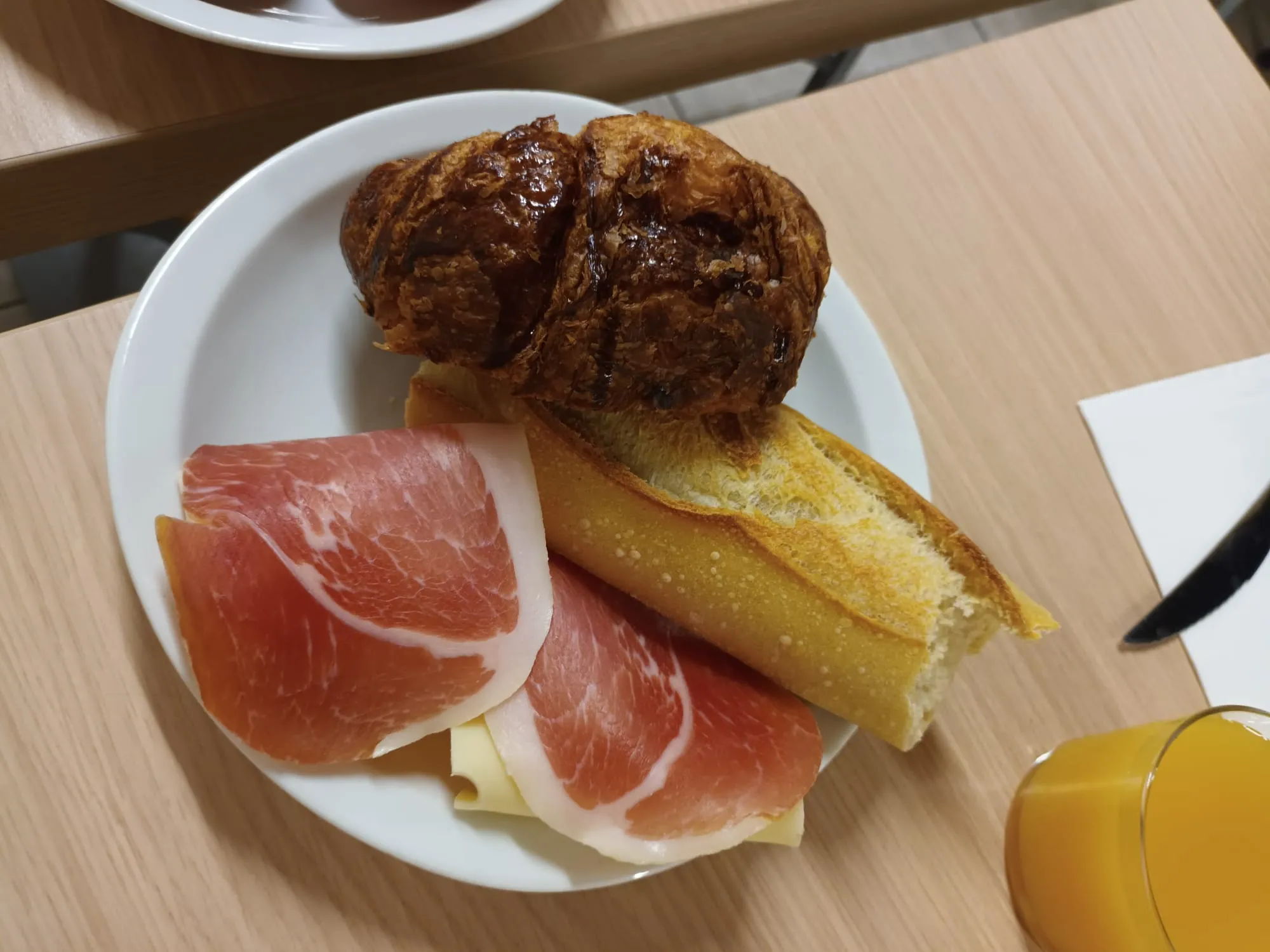 gitezuharpeta.fr - petitdejeuner sucré salé (7) RESTAURANT GITE ZUHARPETA SAINT JEAN PIED DE PORT